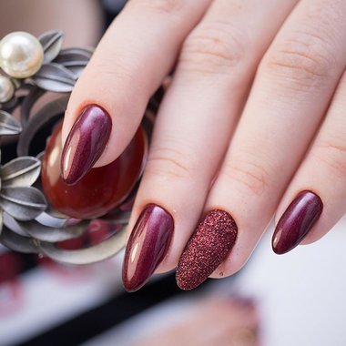 Зимний маникюр 2023-2024 (бургунди с блеском)