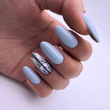 Зимний маникюр 2023-2024 (голубой с геометрическим узором)