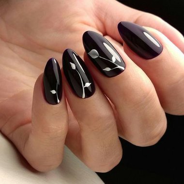 Черный маникюр (серебряные цветы)