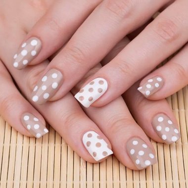 Manicure w kropki  (Duży groszek)