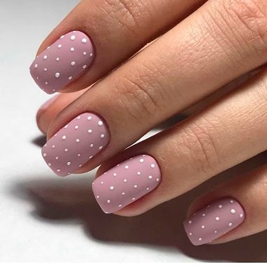 Manicure w kropki (Mały groszek)