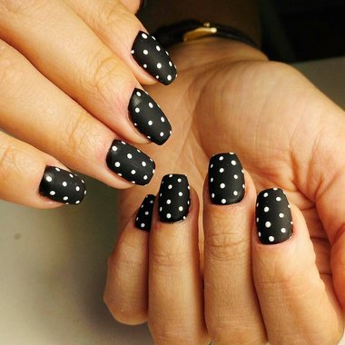 Manicure w kropki (Do krótkich paznokci)