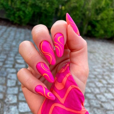Неоновый маникюр (Розовый с завитками)