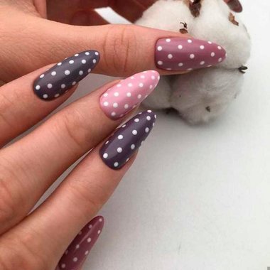 Manicure w kropki (Symetryczny)