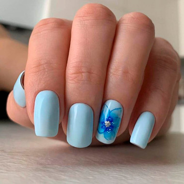 Manicure with flowers (Emphasis on One Nail)