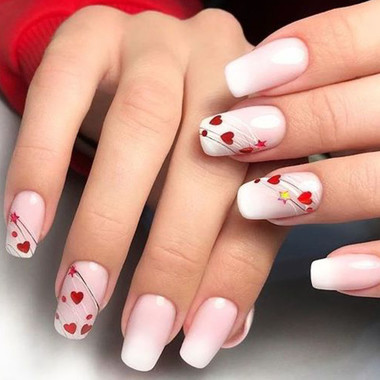 Праздничный маникюр сердечки