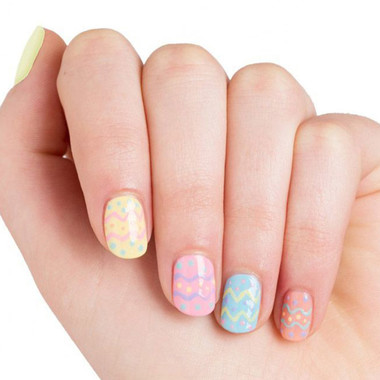 Festliche Oster-Maniküre auf kurzen Nägeln