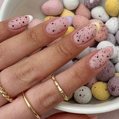 Matte festliche Oster-Maniküre