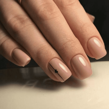 Beige Maniküre (mit Herz)