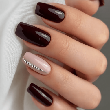 Dunkelrote Maniküre (mit Beige)