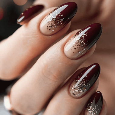 Dunkelrote Maniküre (mit Glitzer)