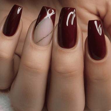 Dunkelrote Maniküre (mit silbernen Linien)