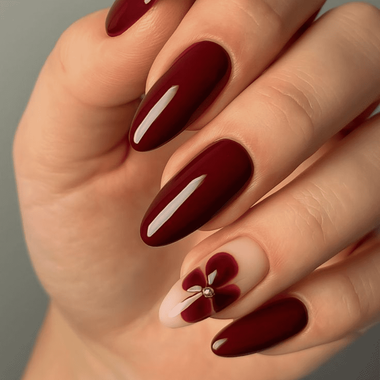 Dunkelroter Maniküre (mit gemalter Blume)