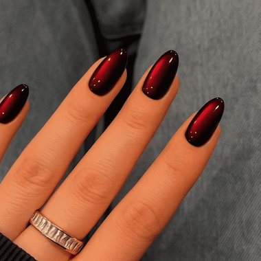 Dunkelrote Maniküre (Katzenauge)