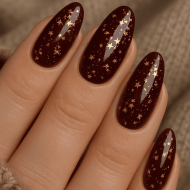 Dunkelrote Maniküre (mit Sternchen)