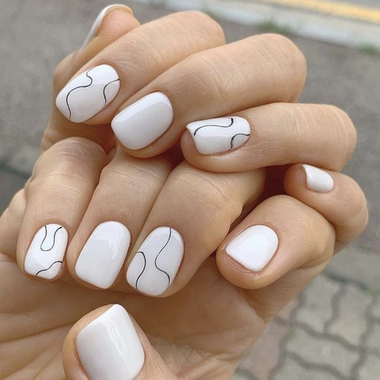 Белые геометрические ногти