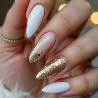 Белые ногти с золотом
