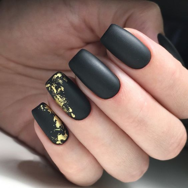 Черные матовые ногти с золотом