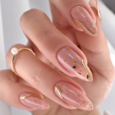 Нежные ногти с золотом