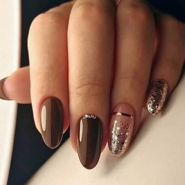 Ногти коричневые с золотом