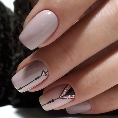 Современный нюд с линиями и блёстками