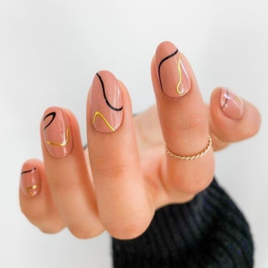 Минимализм с черными и золотыми линиями