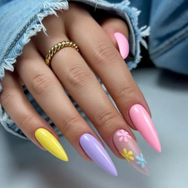 Bright spring manicure with flowers