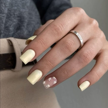 Lemon manicure with 3D daisies