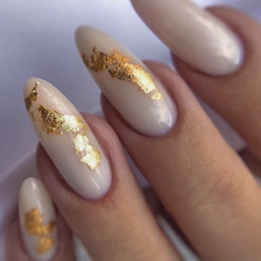 Milchige Maniküre mit Goldfolie