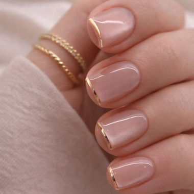 Nude manicure with gold lines and cat eye effect
