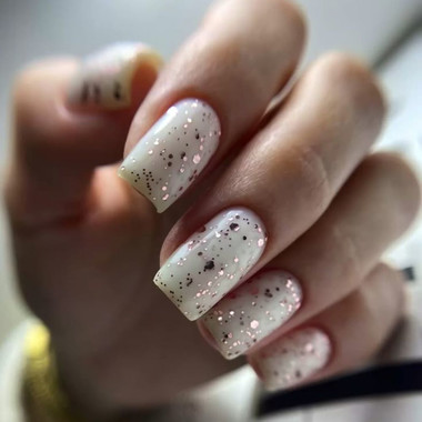 Milchige Maniküre mit Glitzer