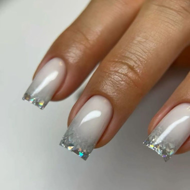 Milchige Maniküre mit Glitzer-Ombre
