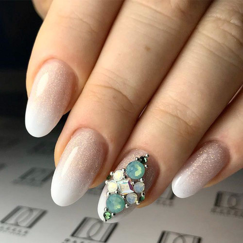 Маникюр 2024 (бежевый с блестками)