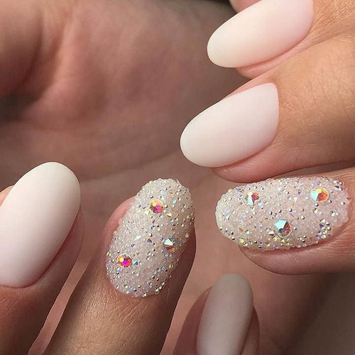 Зимний маникюр 2023-2024 (бежевый со стразами)