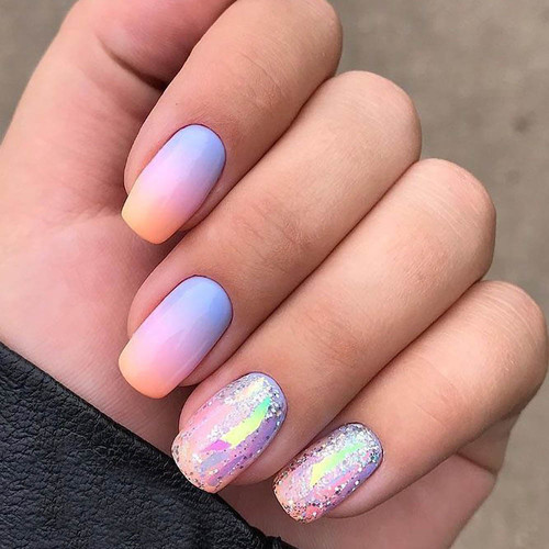Маникюр 2024 (пастельный градиент с блестками)
