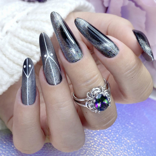 Manicure cat's eye (long silver nails)