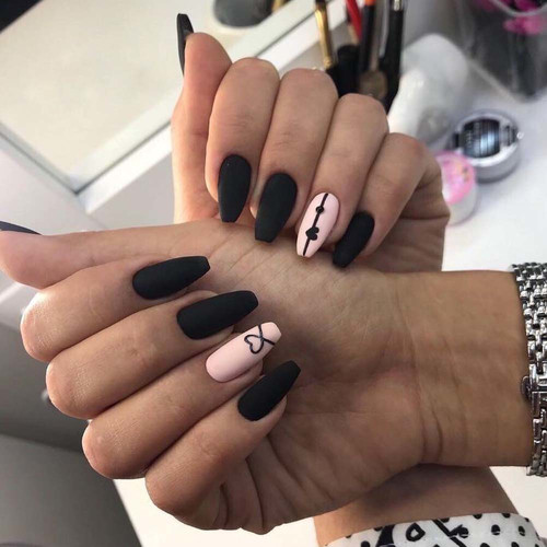 Черный маникюр (с нюдом)