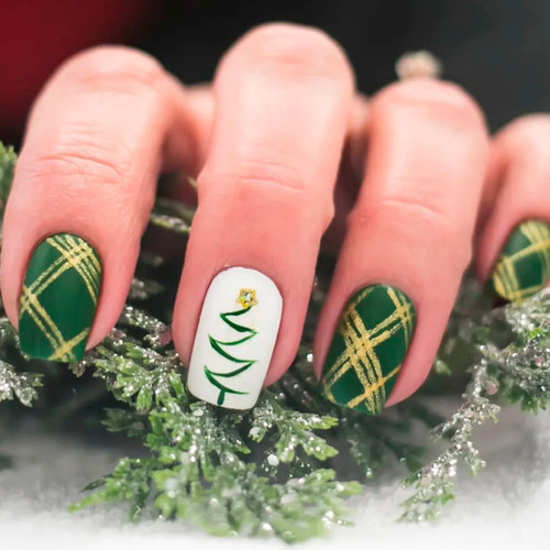 Тренды маникюра - декабрь 2024 (Зимняя геометрия)