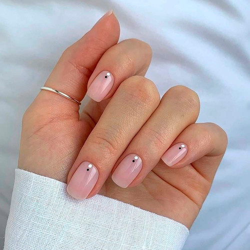 Зимний маникюр 2025 (Натуральность и минимализм)