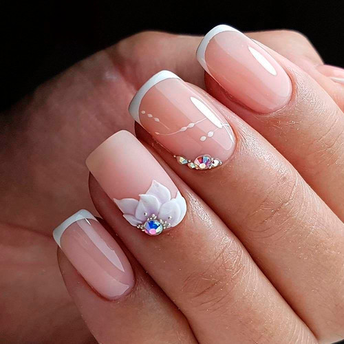 Modny Manicure 2025 (Naturalny French z Elementami 3D)