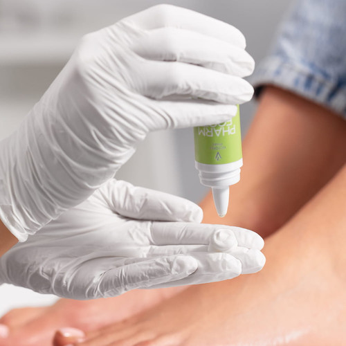 Концентрированное регенерирующее и успокаивающее масло PHARM FOOT oxyZone Oil 15 мл - Фото №4