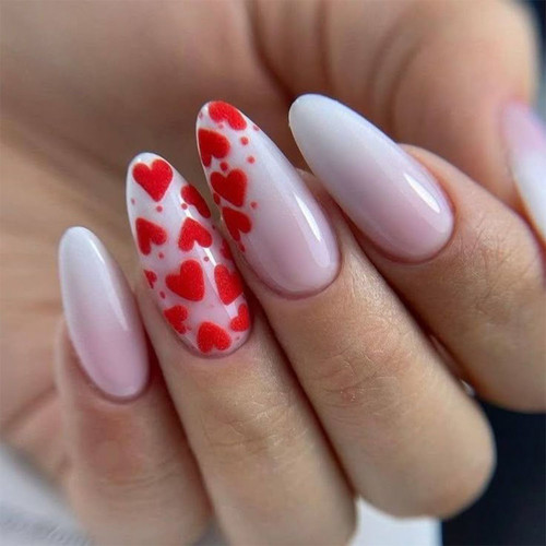 Festliche Valentinstagsmaniküre