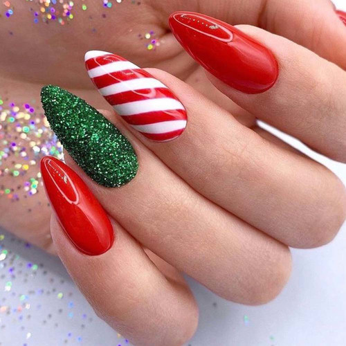 Rote Weihnachtsmaniküre