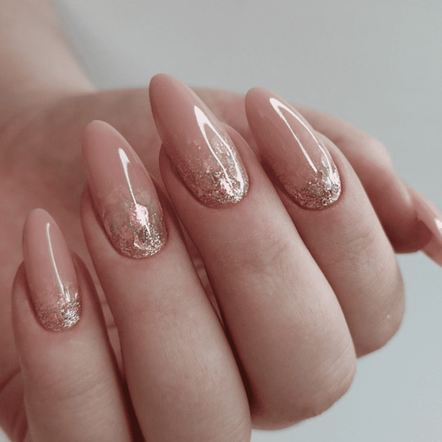 Mandel-Maniküre (Rosa mit Glitzer)