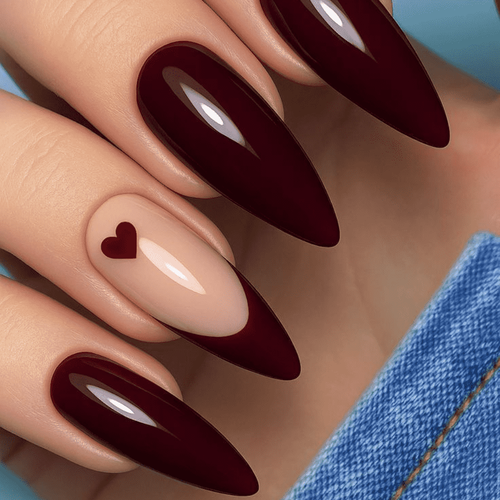 Dunkelrote Nägel (mit Herzchen)