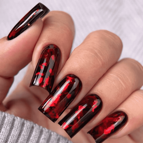 Dunkelrote Maniküre (abstraktes Design)