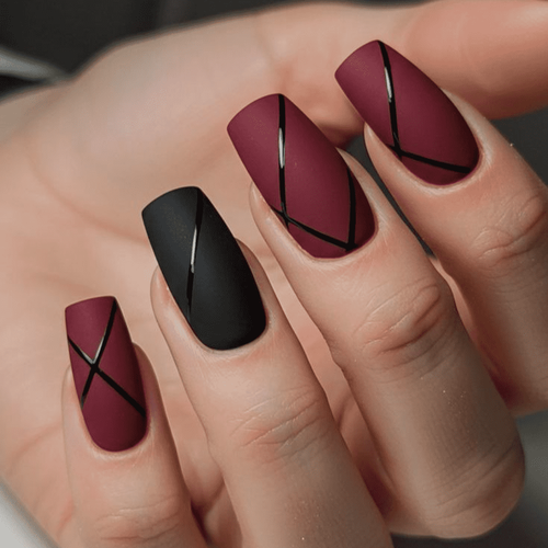 Dunkelrote Maniküre (mit geometrischem Design)