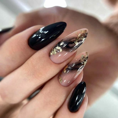 Черные ногти с золотом