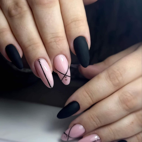 Schwarze Nägel mit Rosa