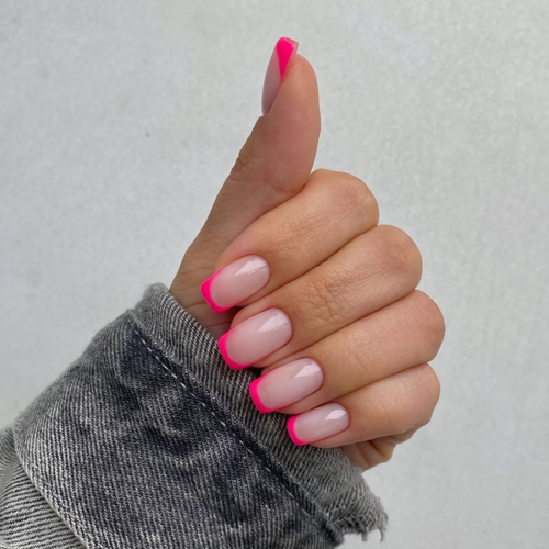 Rosa French Maniküre mit rosa Linie